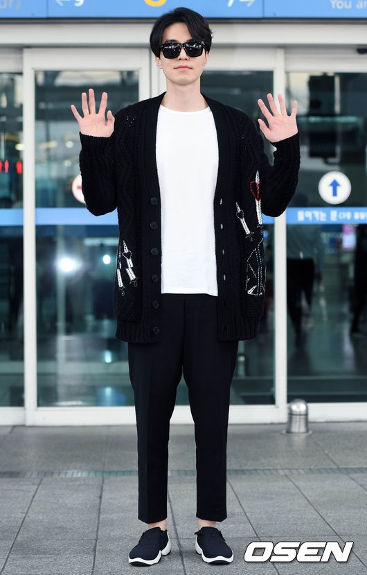 Lee Dong Wook đáng yêu hết nấc tại sân bay