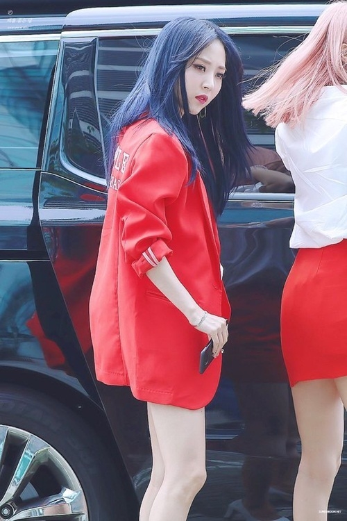Khoảnh khắc xuống xe như "người thừa kế" của idol Hàn
