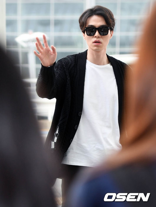 Lee Dong Wook đáng yêu hết nấc tại sân bay