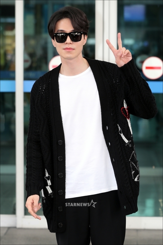 Lee Dong Wook đáng yêu hết nấc tại sân bay