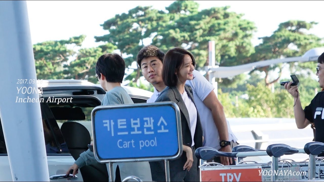 Khoảnh khắc xuống xe như 'người thừa kế' của idol Hàn Quốc