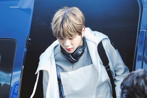 Khoảnh khắc xuống xe chẳng khác gì "ông chủ nhỏ" của nam idol Hàn Quốc