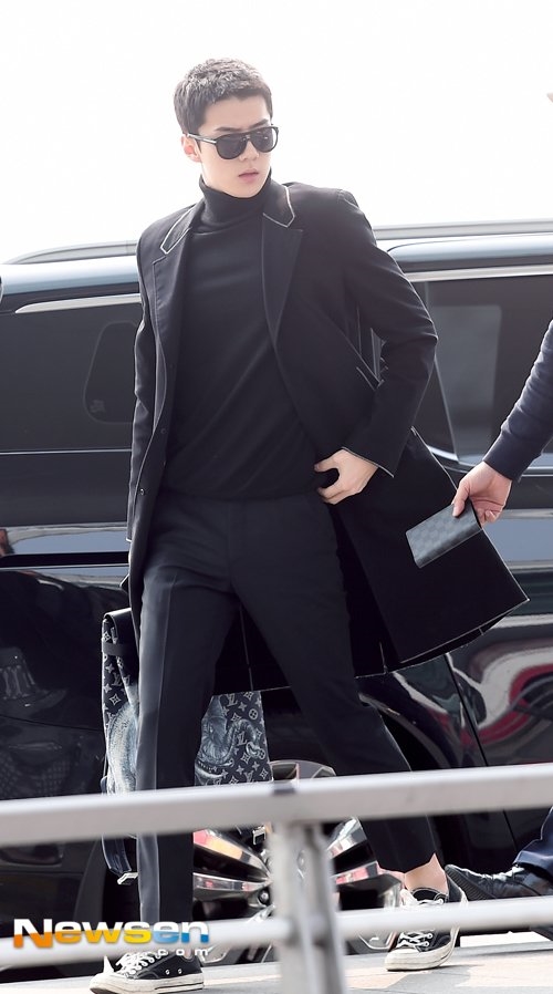 Khoảnh khắc xuống xe chẳng khác gì "ông chủ nhỏ" của nam idol Hàn Quốc