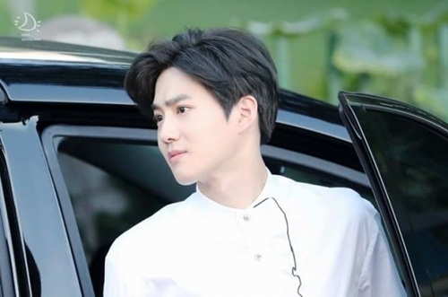 Khoảnh khắc xuống xe chẳng khác gì "ông chủ nhỏ" của nam idol Hàn Quốc