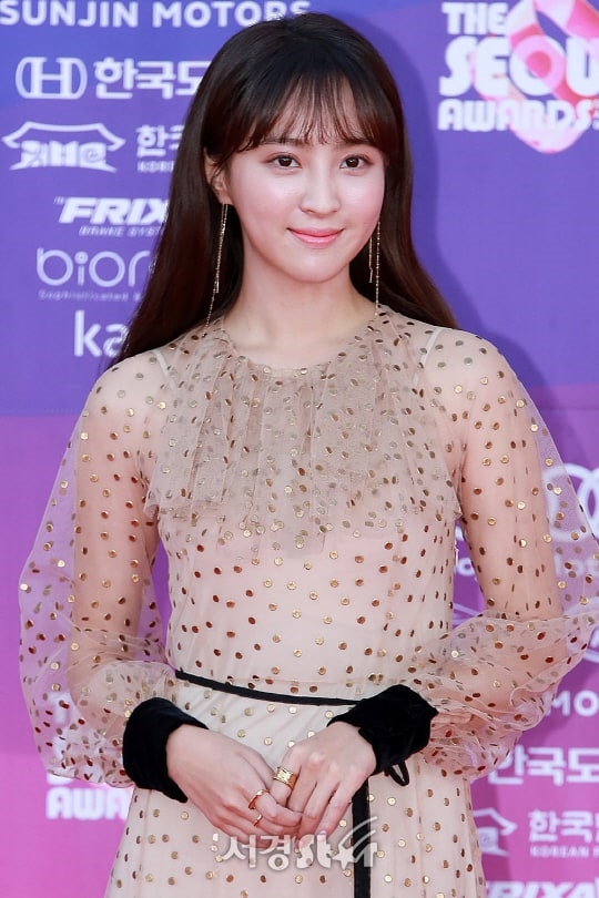 Ngắm dàn sao trẻ đẹp sải bước trên thảm đỏ 'The Seoul Award'