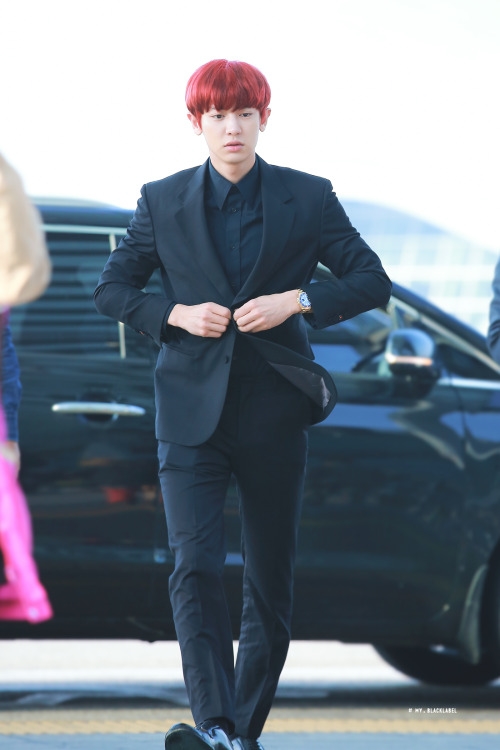 Khoảnh khắc xuống xe chẳng khác gì "ông chủ nhỏ" của nam idol Hàn Quốc