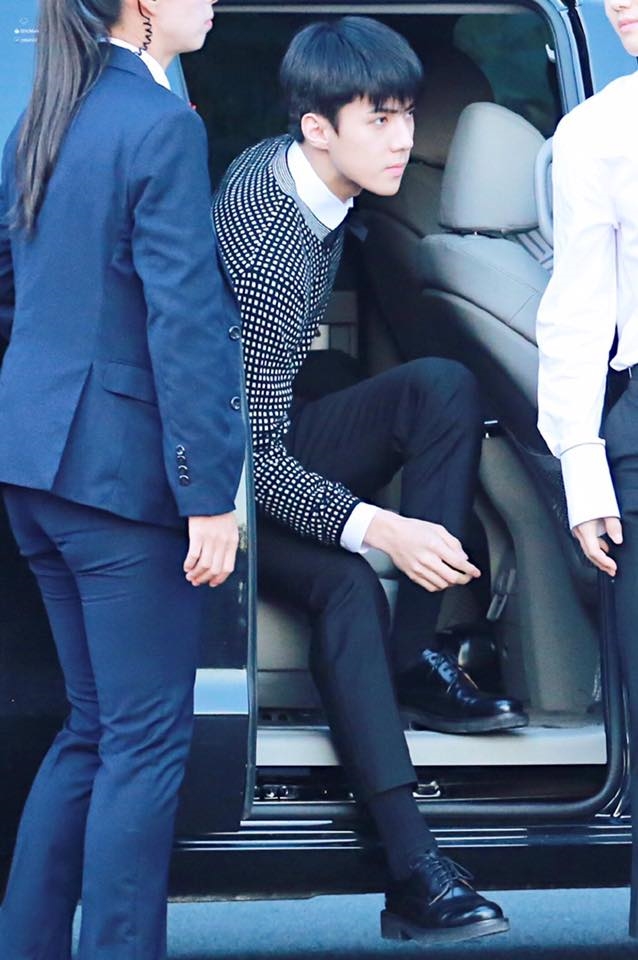 Khoảnh khắc xuống xe chẳng khác gì "ông chủ nhỏ" của nam idol Hàn Quốc