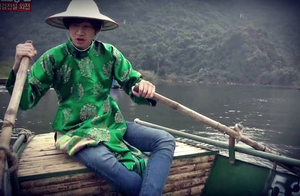 Lee Kwang Soo xuất hiện cực ngầu ở sân bay trên đường đến Việt Nam