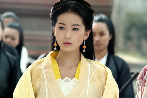Mỹ nhân Hoa Ngữ: Người nổi bật, kẻ chìm nghỉm trong những bộ hoàng y