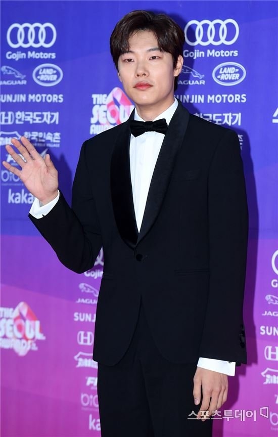 Ngắm dàn sao trẻ đẹp sải bước trên thảm đỏ 'The Seoul Award'