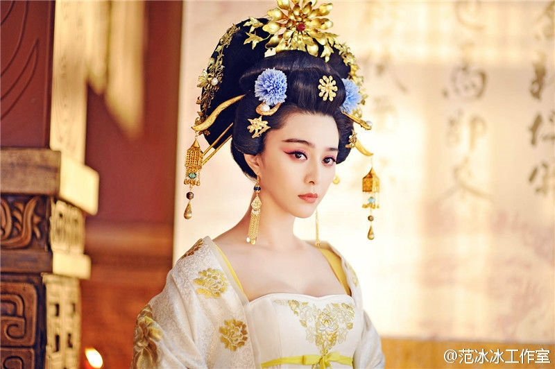 Mỹ nhân Hoa Ngữ: Người nổi bật, kẻ chìm nghỉm trong những bộ hoàng y