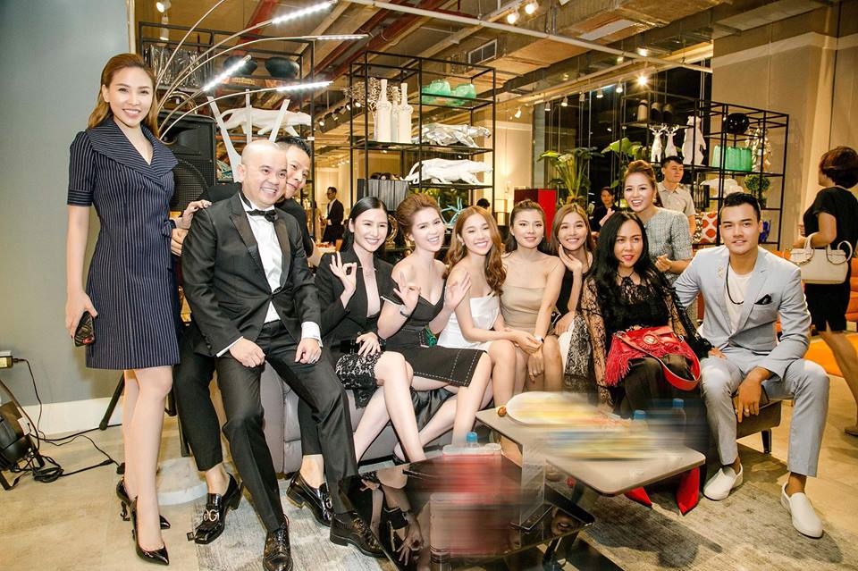 Cặp bạn thân quay lưng không nhìn mặt của showbiz Việt