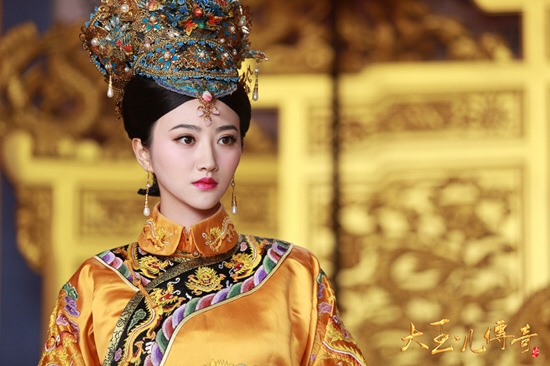 Mỹ nhân Hoa Ngữ: Người nổi bật, kẻ chìm nghỉm trong những bộ hoàng y