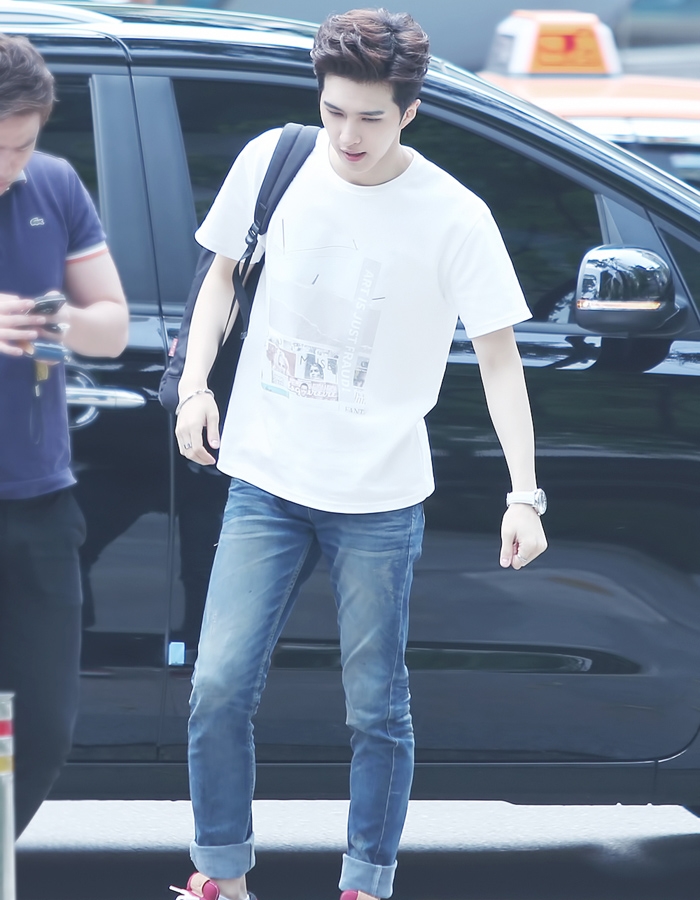 Khoảnh khắc xuống xe chẳng khác gì "ông chủ nhỏ" của nam idol Hàn Quốc