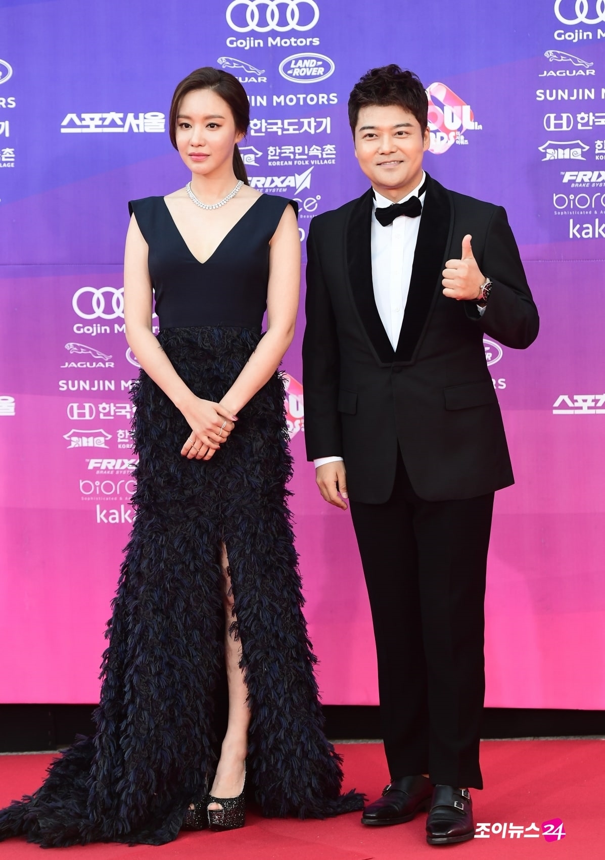 Ngắm dàn sao trẻ đẹp sải bước trên thảm đỏ 'The Seoul Award'