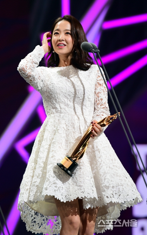 Ngắm dàn sao trẻ đẹp sải bước trên thảm đỏ 'The Seoul Award'