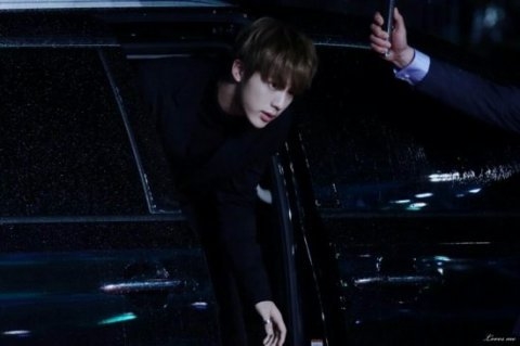 Khoảnh khắc xuống xe chẳng khác gì "ông chủ nhỏ" của nam idol Hàn Quốc