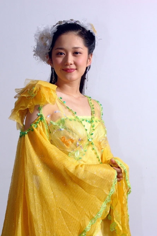 Mỹ nhân Hoa Ngữ: Người nổi bật, kẻ chìm nghỉm trong những bộ hoàng y