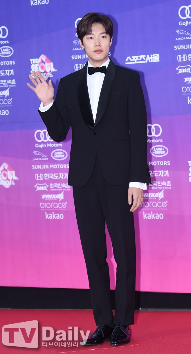 Ngắm dàn sao trẻ đẹp sải bước trên thảm đỏ 'The Seoul Award'