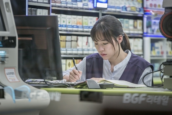 Điểm danh những nhân viên bán thời gian đỉnh nhất trong phim Hàn