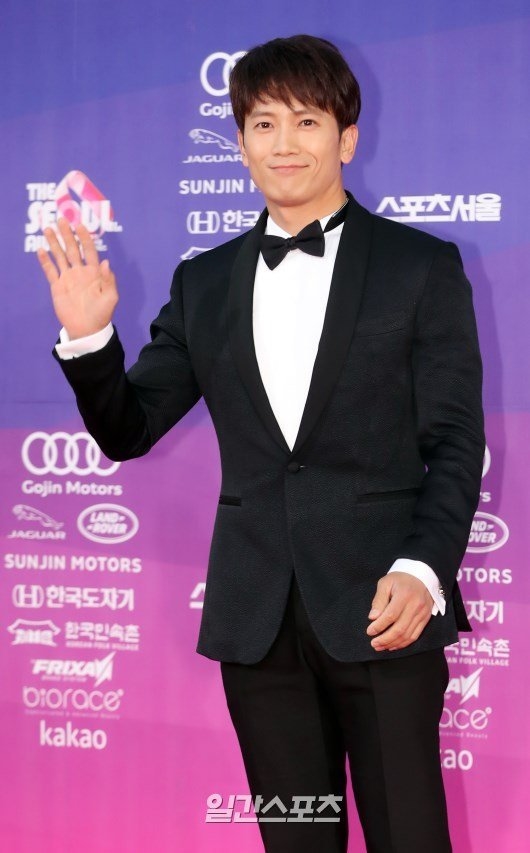 Ngắm dàn sao trẻ đẹp sải bước trên thảm đỏ 'The Seoul Award'