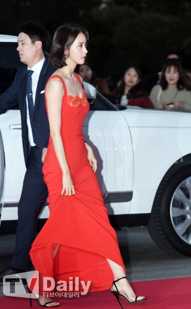 Yoona xuất hiện trên thảm đỏ gợi cảm mà vẫn sang trọng hết nấc
