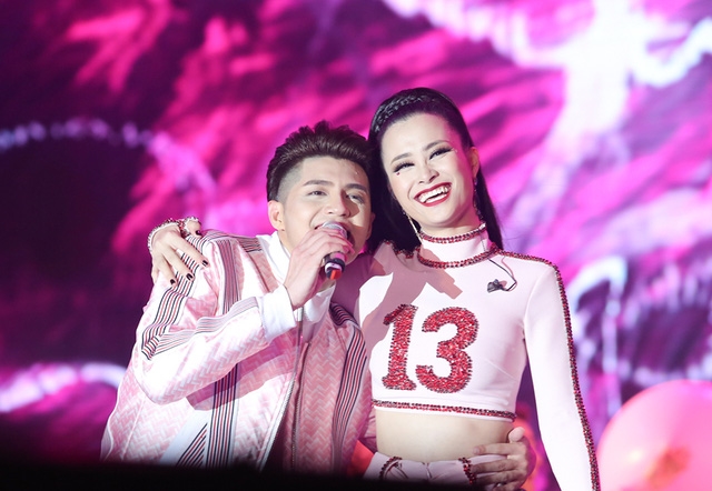Cặp bạn thân quay lưng không nhìn mặt của showbiz Việt