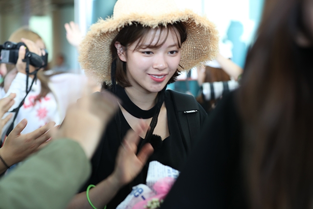 Những bức ảnh chụp vội tố nhan sắc thực sự của loạt idol đình đám