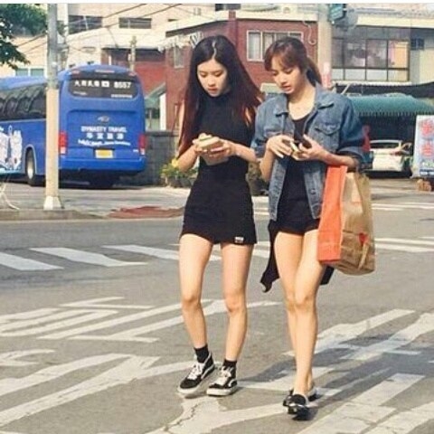 Những bức ảnh chụp vội tố nhan sắc thực sự của loạt idol đình đám