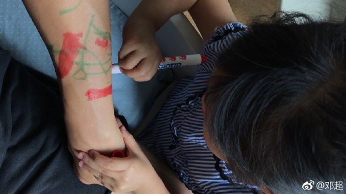 Đặng Siêu khóc lóc vì bị con gái Tiểu Hoa đánh đập không thương tiếc