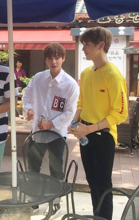 Những bức ảnh chụp vội tố nhan sắc thực sự của loạt idol đình đám
