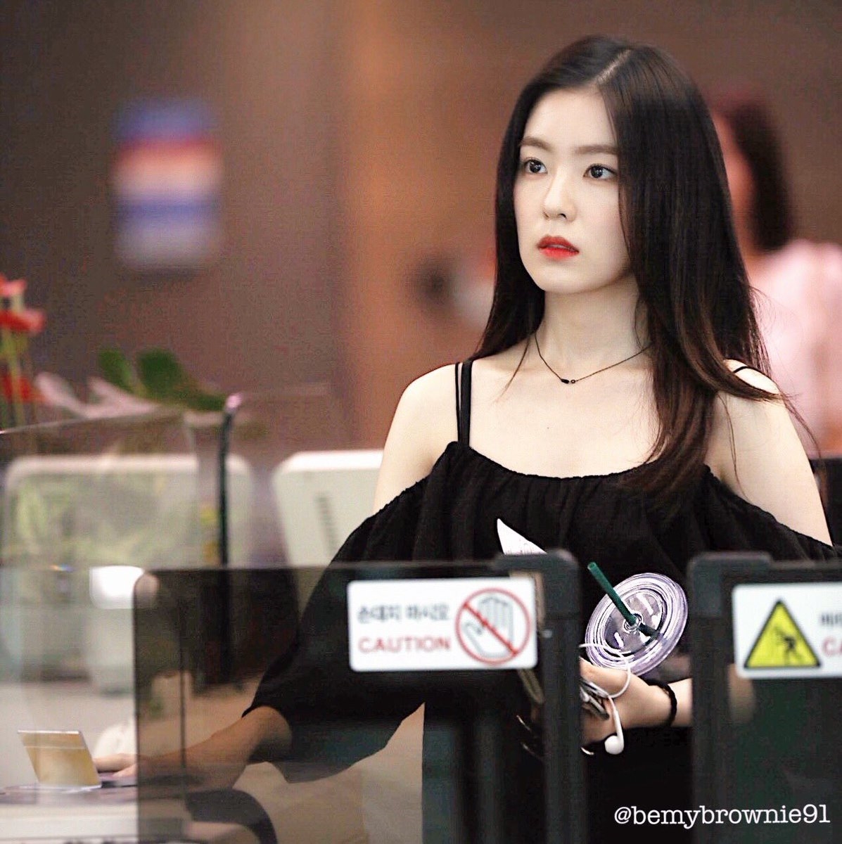 Những bức ảnh chụp vội tố nhan sắc thực sự của loạt idol đình đám