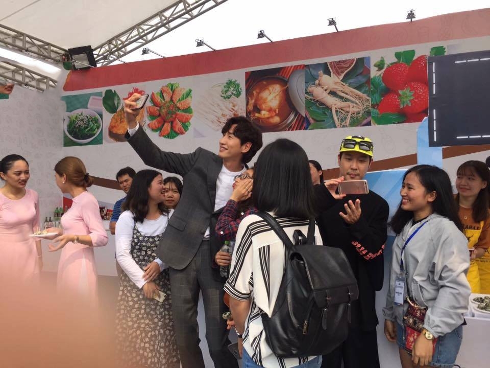 Hươu cao cổ Lee Kwang Soo và HaHa xuất hiện cực điển trai