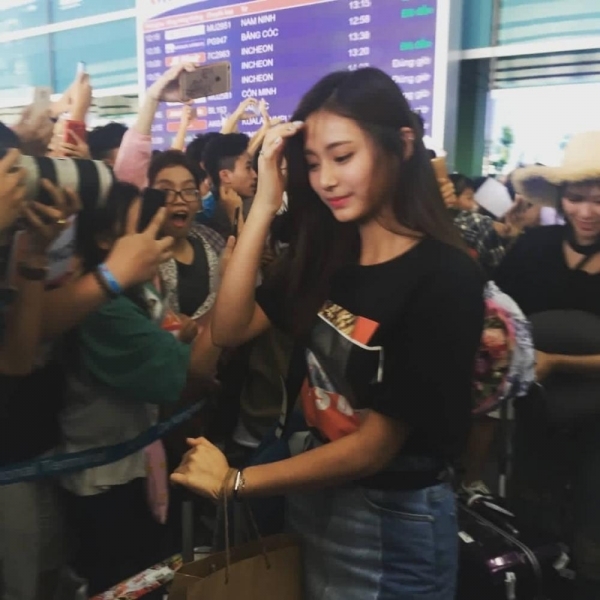Những bức ảnh chụp vội tố nhan sắc thực sự của loạt idol đình đám