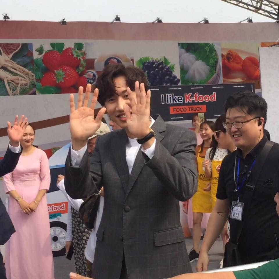 Hươu cao cổ Lee Kwang Soo và HaHa xuất hiện cực điển trai