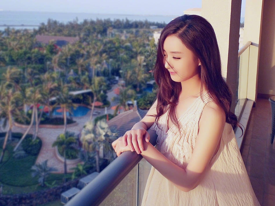 Triệu Lệ Dĩnh lên top hot search khi quay đầu lại với nụ cười ngọt lịm