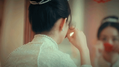 Triệu Lệ Dĩnh lên top hot search khi quay đầu lại với nụ cười ngọt lịm
