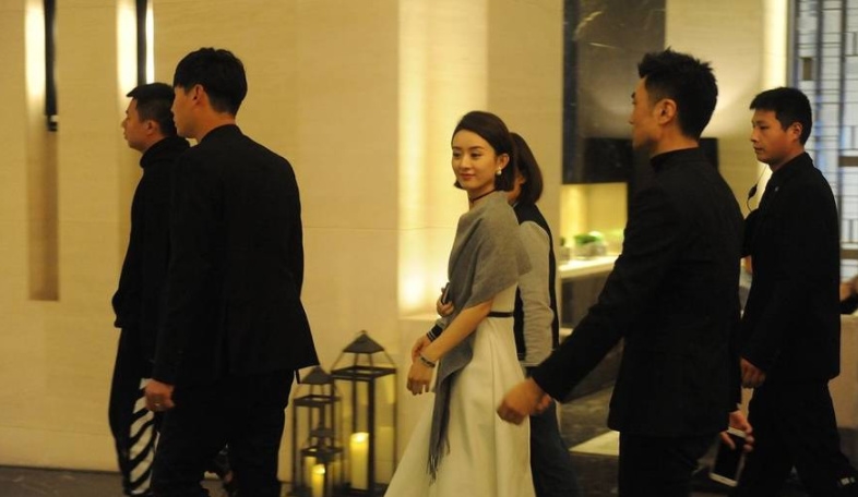 Triệu Lệ Dĩnh lên top hot search khi quay đầu lại với nụ cười ngọt lịm
