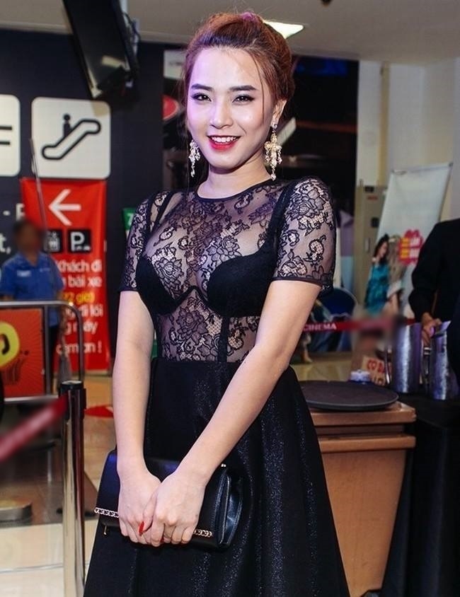 Những bộ đầm xuyên thấu “đầy tai tiếng” của sao Việt