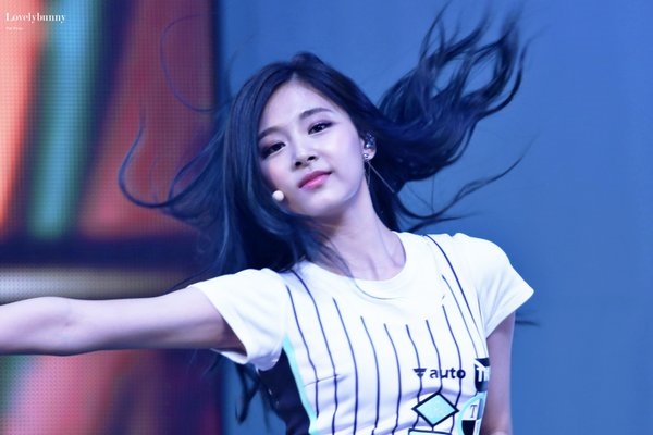 Báo Hàn ca tụng Tzuyu của Twice là 'nữ hoàng hất tóc' của Kpop