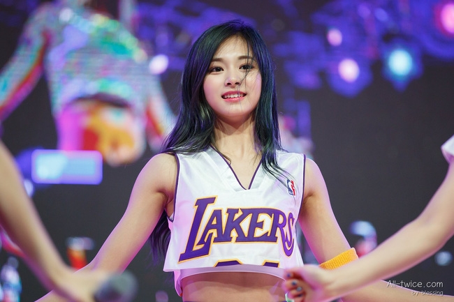 Báo Hàn ca tụng Tzuyu của Twice là 'nữ hoàng hất tóc' của Kpop