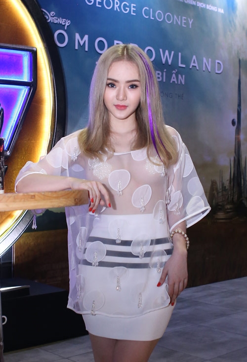 Những bộ đầm xuyên thấu “đầy tai tiếng” của sao Việt
