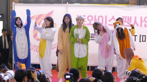 Khoảnh khắc đáng yêu trong bộ đồ thú của idol