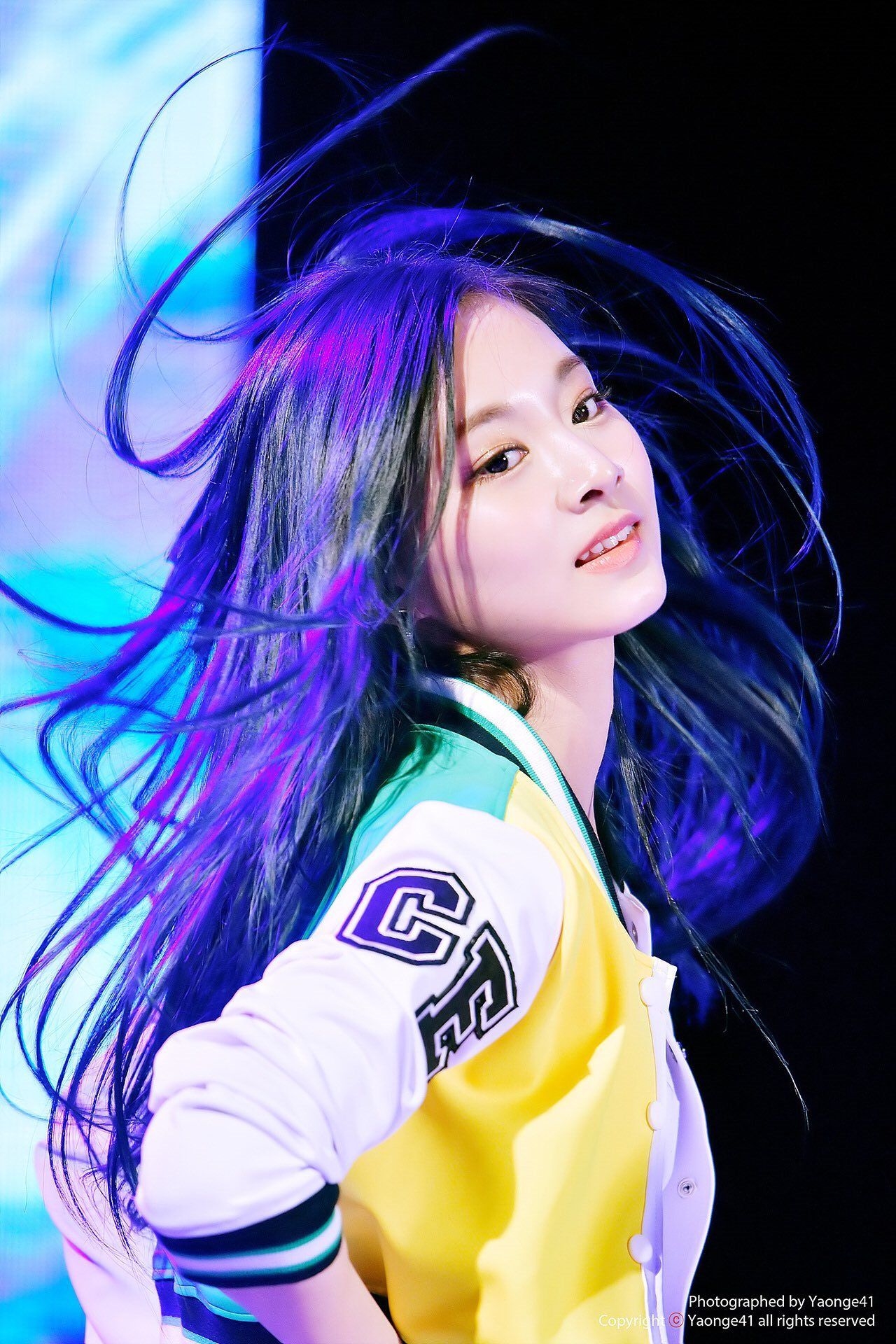 Báo Hàn ca tụng Tzuyu của Twice là 'nữ hoàng hất tóc' của Kpop
