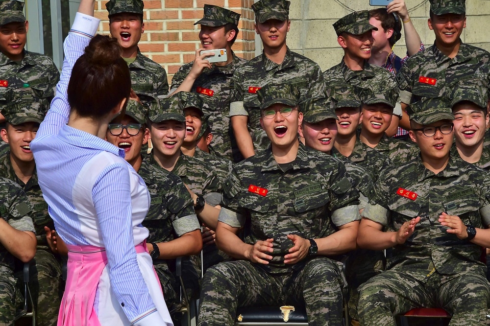 Hài hước khi các sao nữ Hàn Quốc bất ngờ ghé thăm quân đội