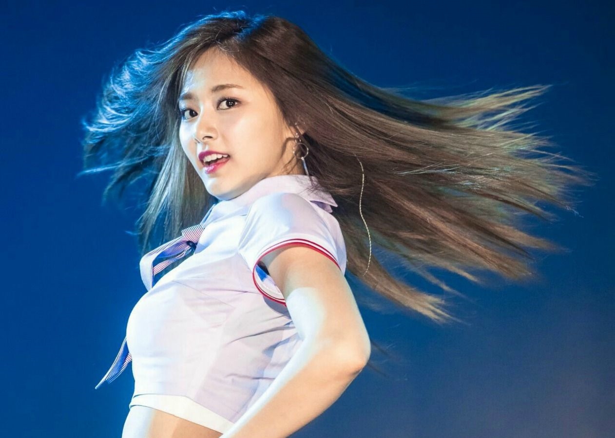 Báo Hàn ca tụng Tzuyu của Twice là 'nữ hoàng hất tóc' của Kpop