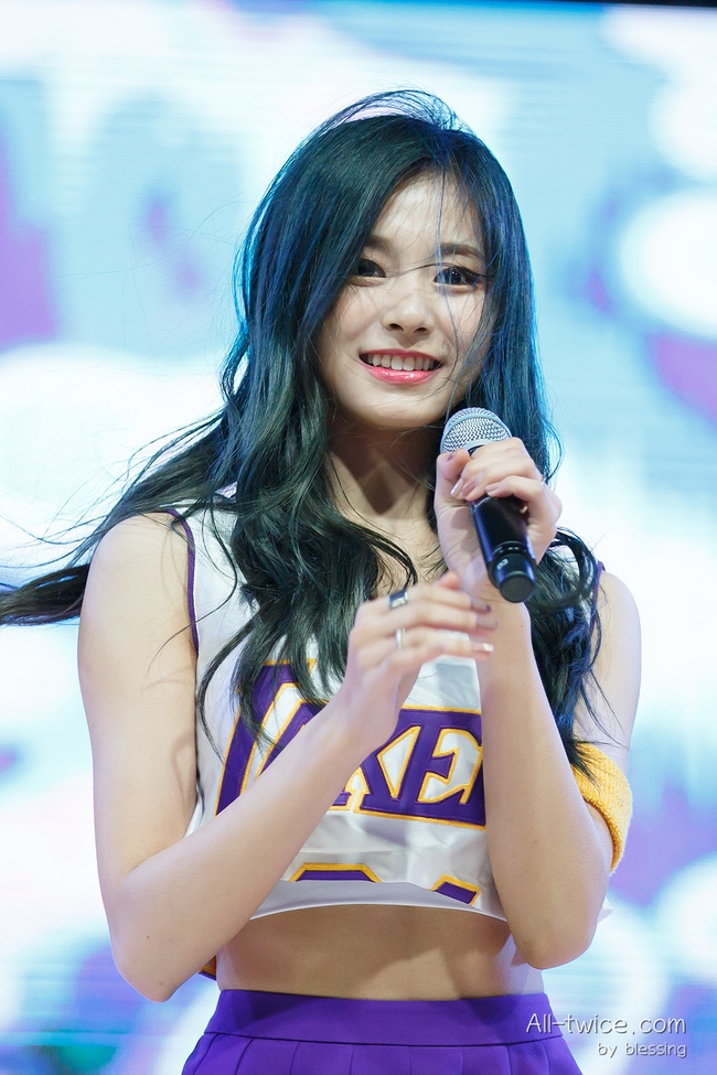 Báo Hàn ca tụng Tzuyu của Twice là 'nữ hoàng hất tóc' của Kpop