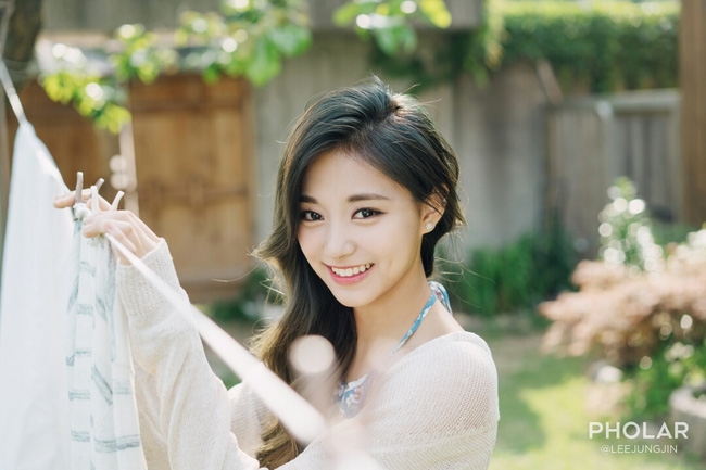 Báo Hàn ca tụng Tzuyu của Twice là 'nữ hoàng hất tóc' của Kpop