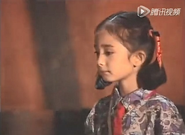 Không ngờ lúc bé Dương Mịch lại dễ thương, đáng yêu như thế này