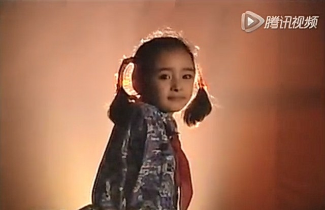 Không ngờ lúc bé Dương Mịch lại dễ thương, đáng yêu như thế này